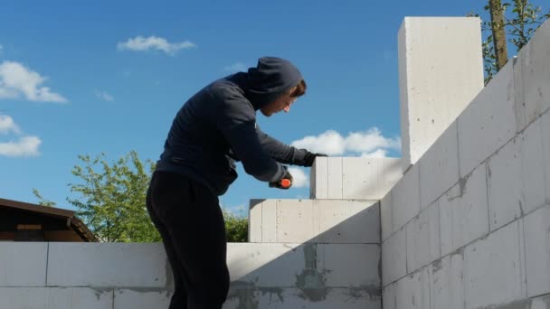 Mladý Stavitel Staví Dům Vlastníma Rukama Zedník Klade Bílé Cihly — Stock video