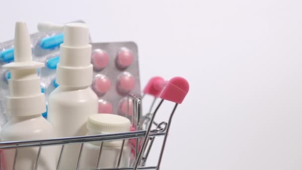 Тележка Супермаркета Лекарствами Крупным Планом Белом Фоне Концепция Здоровья — стоковое видео