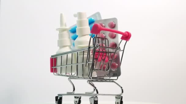 Medicinali Carrello Supermercato Sfondo Bianco Filatura Spray Nasale Con Pillole — Video Stock