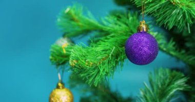 Yılbaşı animasyonunu durdurun, Noel arkaplanı canlandırıldı, Noel ağacını süslemek için oyuncaklar yanıp sönüyor