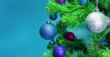 Stop motion animasyon Yeni Yıl fotokopi alanı, yeni yıl arkaplanı animasyonu, Noel ağacını süslemek için oyuncaklar yanıp sönüyor.