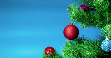 Oyuncak dolu Noel ağacı boşluğu kopyalıyor. Noel ağacının hareketini durdur