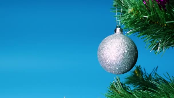 Noel Arkaplan Fotokopi Alanı Yılbaşı Ağacında Gümüş Oyuncak — Stok video