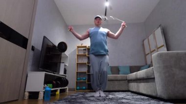 Evde erkekler atlama halatı, evde yağ yakma egzersizi. Dairede kardiyo idmanı atlama halatı. Yavaş Hareket.