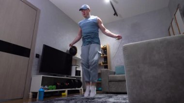 Evde erkekler atlama halatı, evde yağ yakma egzersizi. Dairede kardiyo idmanı atlama halatı. Yavaş Hareket.