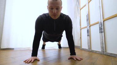 Antrenman sırasında şınav, erkek antrenmanı, yavaş çekim.