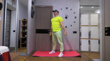 Paspasın üzerinde spor yapıyorum. Ellerinde dambıllar olan bacaklar. Bacak egzersizi. Yavaş çekim