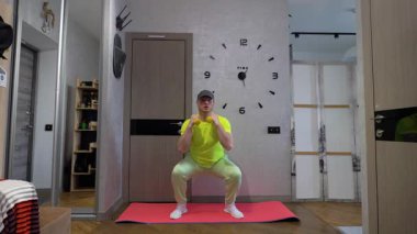 Elinde dambıllarla erkek boks, evinde spor paspası, ağır çekimde spor.