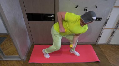 Elinde dambıllar, elinde dambıllar, elinde dambıllar, elinde dambıllarla antrenman yapıyor. Yavaş çekim