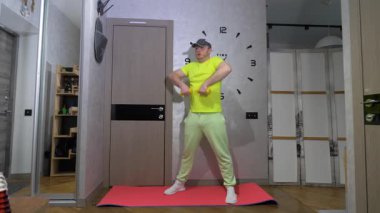  Eğitimde dambıl omuz eklemi. Fitness minderinde erkek egzersizi. Yavaş çekim