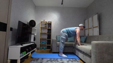  Bacak yukarı. Evde erkek antrenmanı, evde spor salonu paspası. Erkekler için pilates. Yavaş çekim