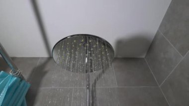 Duş başlığı, banyodaki duştan akan su, ağır çekim. Musluktan su akıyor.