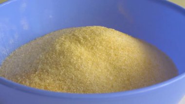  Tabaktaki şeker dönüşte dönüyor. Tabakta yenilebilir jelatin. Yavaş çekim