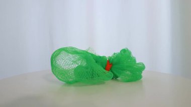 Ağlı duş süngeri çantası. İnsan vücudunu yıkamak için yeşil sünger.