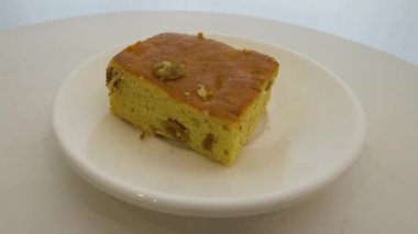 Tabakta bir dilim turta, pikapta lezzetli bir tatlı turtası, ağır çekimde