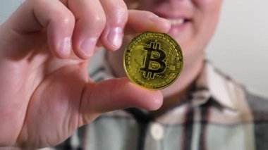 Elinde bitcoin olan adam, elinde kripto para olan adam. Ağır çekim. Yakın plan. Kriptolama.