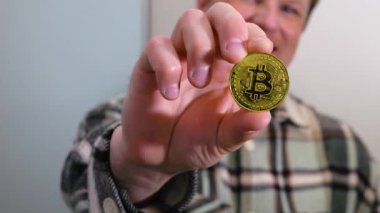 Elinde bitcoin olan adam, elinde kripto para olan adam. Yavaş çekim