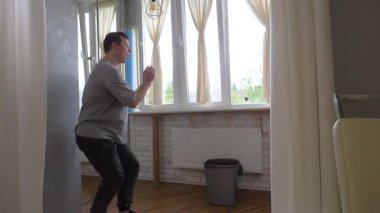  Adamın biri çöp kutusuna kağıt atıyor. Hedefi vurduğun için sevin. Adam bir şampiyon ve sevinç duygusunun galibi. Yavaş çekim.