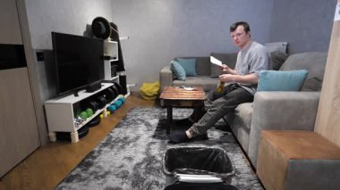 Hedefi vur. Bir dairede masada oturan bir adam yavaş çekimde bir muz kabuğunu çöp kutusuna atıyor.