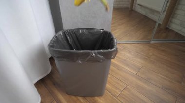 Yavaş çekimde muz kabuğunu çöp kutusuna atmak. Çöp tenekesine muz kabuğu atmak