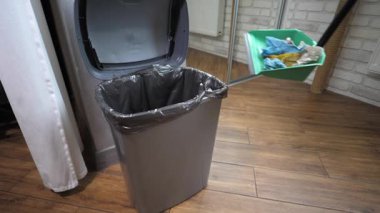 Faraş 'tan çöpü süper yavaş çekimde çöp kutusuna atmak. Apartman temizliği