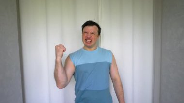 İnsani duygular. Zafer ve neşe göstererek mi yoksa kazanıp el sallayarak mı? Vücut hareketleri ve kazanmanın yüz ifadeleri. Beyaz arkaplanda yavaş çekim.