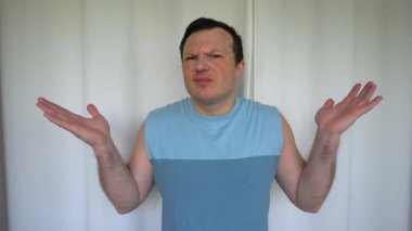 Duygularını belli ediyor. Bilmiyorum ya da bilmiyorum, belki de düşünceli bir şekilde başını sallıyordur. Yavaş hareket.