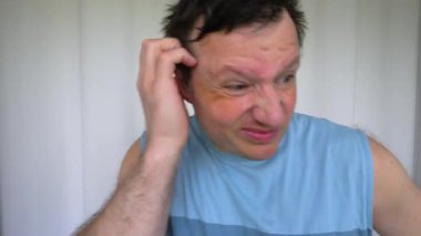 Bir adam bir şey düşünür, vücut, jestler ve yüz ifadeleri ile duygular. Düşünceli bir adam komiktir. Yavaş hareket