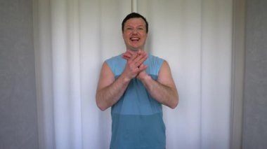 Bir erkekten alkış ve ayakta alkışlar. Bir adam beyaz arka planda ellerini çırpıyor. Yavaş çekim