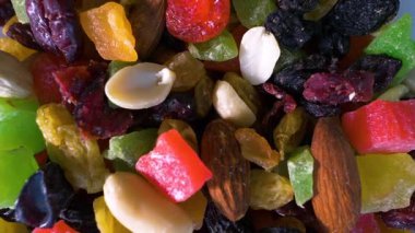 Karışık kurutulmuş meyve, fıstık ve badem karışımı bir pikapta dönüyor. Üst görünüm