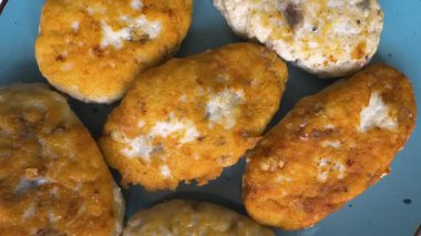 İştah açıcı yiyecekler et ya da hareket halindeki plastik bir konteynırda balık pirzolası. Ağır çekim. Yakın plan.