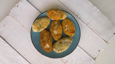 İştah açıcı yiyecekler et ya da hareket halindeki plastik bir konteynırda balık pirzolası. Ağır çekim. Yakın plan.