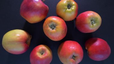 Siyah masada meyveli kırmızı elma, hareket halinde. Pikapta hareket halinde dönüyor. Yavaş çekim