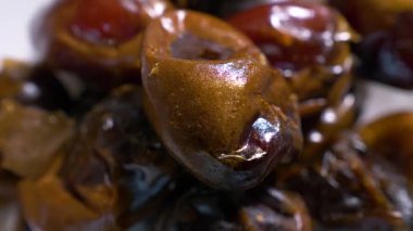 Kuru tarihler, yakın çekim makro çekim, üst görüş. Pikapta, hareket halinde dönüyor. Yavaş çekim