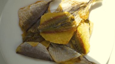 Bira için kurutulmuş balık. Tuzlu kurutulmuş balık. Yakın plan. Yavaş çekim