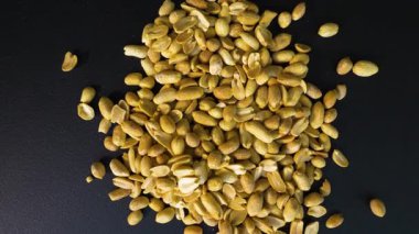 Pikapta dönen kabuklu fıstıklara yakın çekim