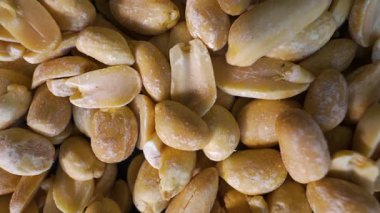 Pikapta dönen kabuklu fıstıklara yakın çekim