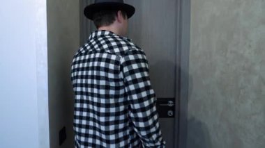  Bir adam kapıyı açar ve odadan çıkar. Evdeki genç bir adam tekrar açıyor. Yavaş çekim