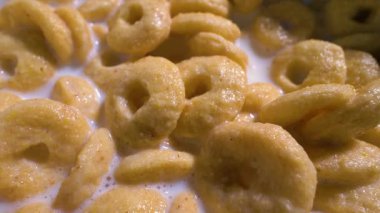  Makro atış. Müsli tabakta süt, tabakta yemek kahvaltısı ağır çekimde döner döner döner döner döner tabakta. Yakın plan.