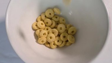 Müsli halkalarımız tabakta, en üstte, kahvaltımız tabakta ağır çekimde, ağır çekimde döner döner döner döner döner döner döner. Yakın plan.