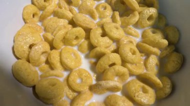 Müsli tabakta süt halkaları, üst manzara, tabakta yemek kahvaltısı, yavaş çekimde döner döner döner döner döner döner döner döner tabakta. Yakın plan.