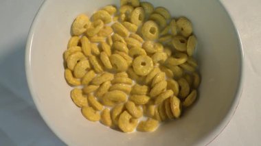 Müsli tabakta süt halkaları, üst manzara, tabakta yemek kahvaltısı, yavaş çekimde döner döner döner döner döner döner döner döner tabakta. Yakın plan.