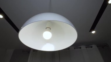 Modern tavan lambası. Işıklar tavanda. Elektrik konsepti. Yavaş çekim.