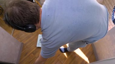 Bir adam dairede fayanslı zemini paspasla yıkıyor. Evde bir bez ve paspasla yerleri temizliyorum. Yavaş çekim