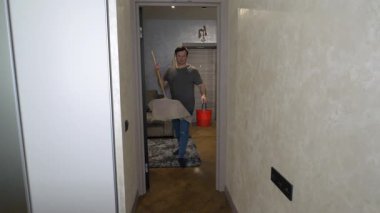 Dairede yerleri paspasla yıka, evdeki fayansları yıka. Temizlik ve temizlik kavramı. Yavaş çekim