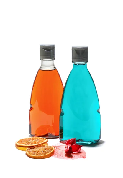 Две бутылки геля для душа и апельсин . — стоковое фото