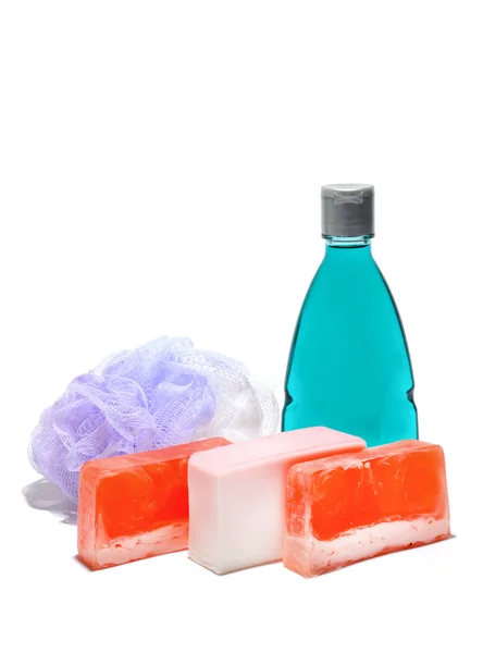 El yapımı Sabun, mavi renkli duş jeli şişe ve yumuşak banyo puf veya sünger.