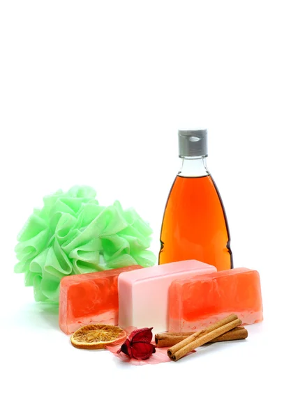 El yapımı Sabun, turuncu renkli duş jeli şişe, yumuşak yeşil banyo puf ya da sünger ve tarçın.