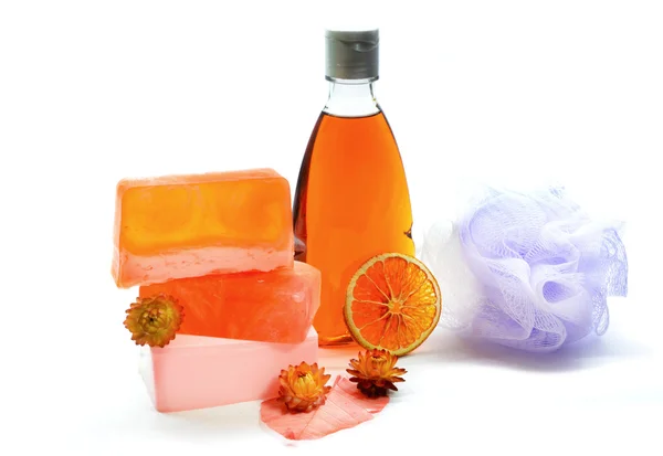 El yapımı Sabun, duş jeli şişe ve yumuşak banyo puf veya sünger.