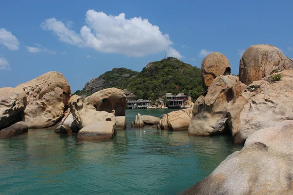 Playa con grandes rocas en Vietnam — Foto de Stock